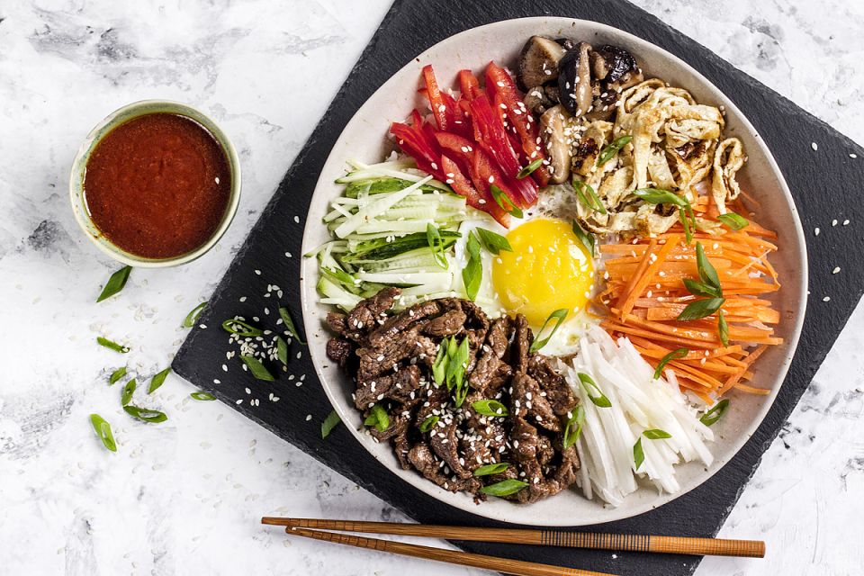 Пибимпаб: корейская кулинарная симфония с рисом и овощами