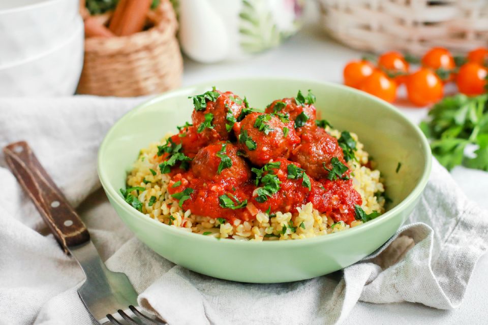 Вкусная находка: вегетарианские фрикадельки в томатном соусе с булгуром и зеленью