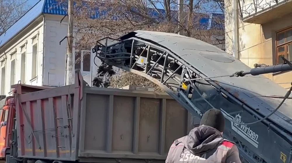 На улице Адмирала Октябрьского приступили к фрезеровке асфальтобетонного покрытия