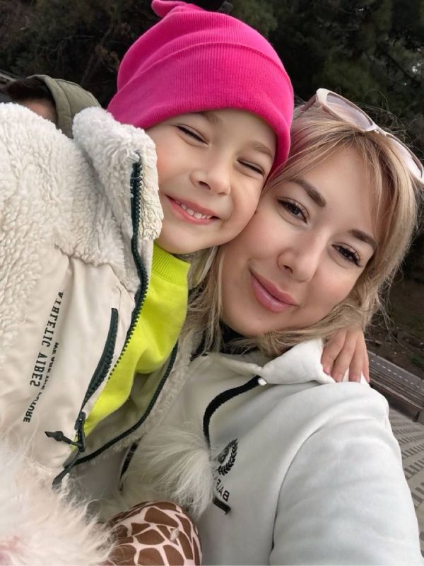 Александр Кулагин: Сегодня мужская половина Постоянного комитета Законодательного Собрания города Севастополя в лице Александра Кулагина и Андрея Коситченкова поздравила маленькую Ладу и ее маму с Международным женским днем