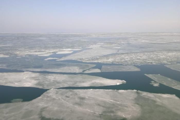 А тем временем у берегов Азовского моря можно наблюдать необычную картину — солёную воду сковал лёд