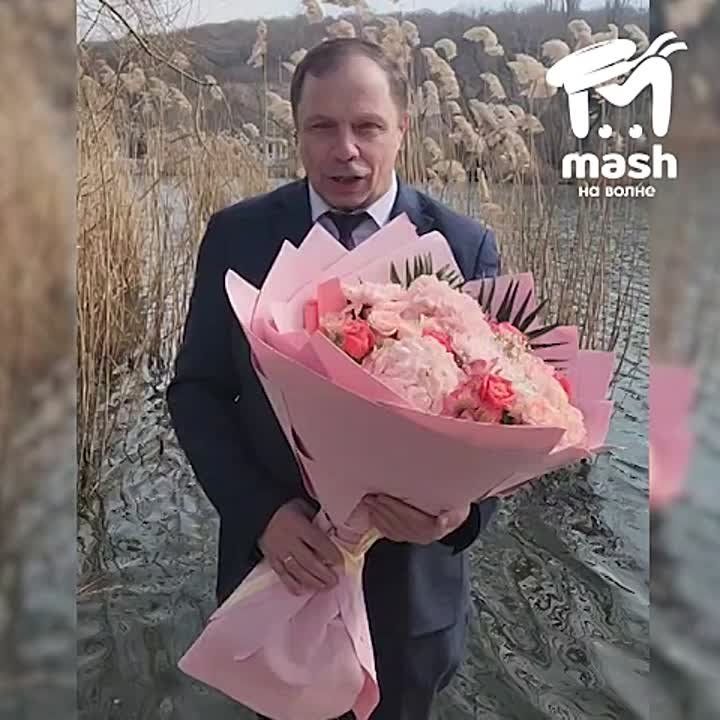 Самая артхаусная речь к 8 марта подъехала от севастопольского депутата Александра Кулагина, который почему-то поздравил женщин из озера