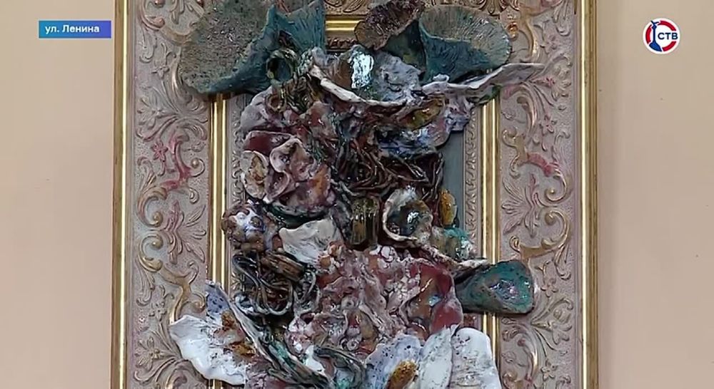 В библиотеке имени Толстого открылась выставка «Кошки. Женщины и кофе»