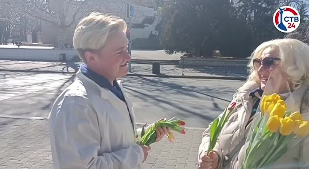 В рамках Всероссийской акции «Вам, любимым» добровольцы поздравляют женщин с 8 марта и дарят им цветы