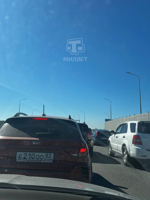 Пробка в несколько километров собралась на трассе «Таврида» в районе села Новопавловка под Бахчисараем