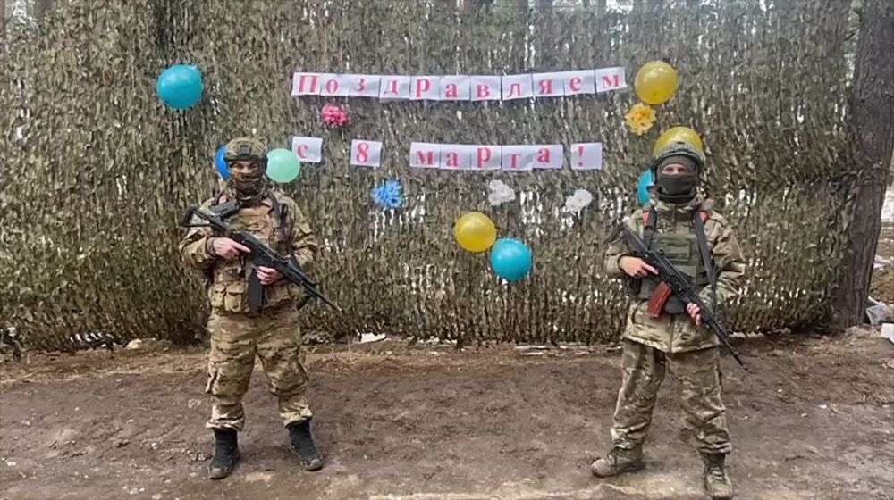 Бойцы 810 Гвардейской бригады морской пехоты поздравили женщин с 8 марта