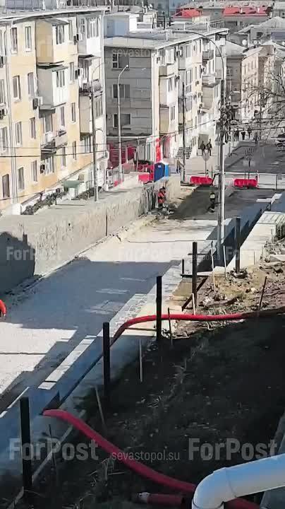 Тяжёлая строительная техника работает в центре Севастополя на улице Адмирала Октябрьского