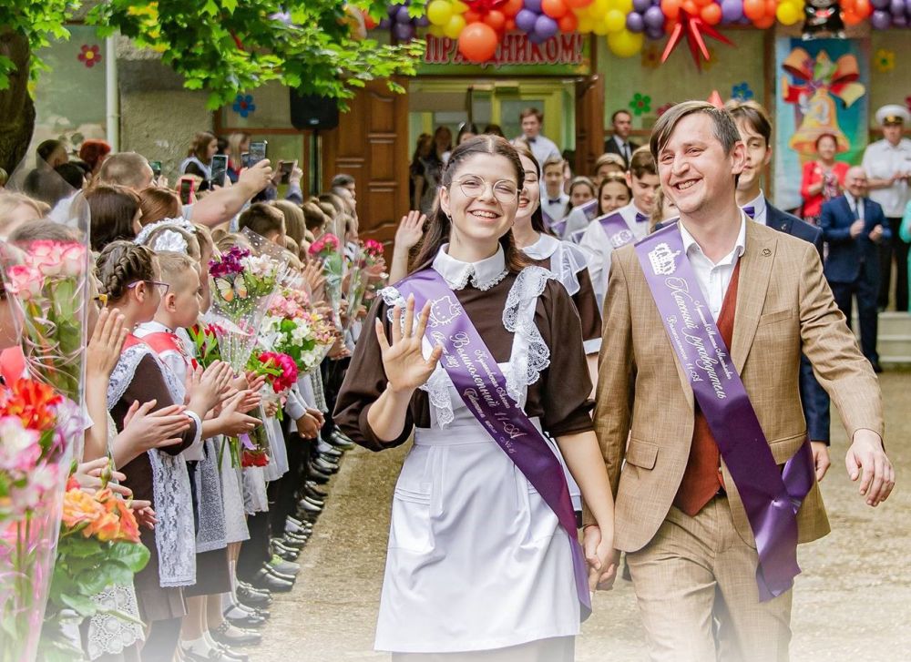 В этом году последние звонки в российских школах пройдут 24 мая, а выпускные — 28 июня