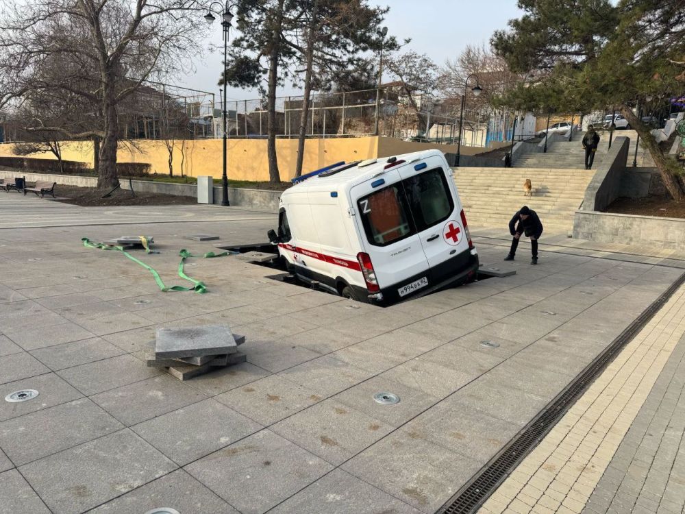 В Феодосии машина скорой помощи заехала на светомузыкальный фонтан и провалила его