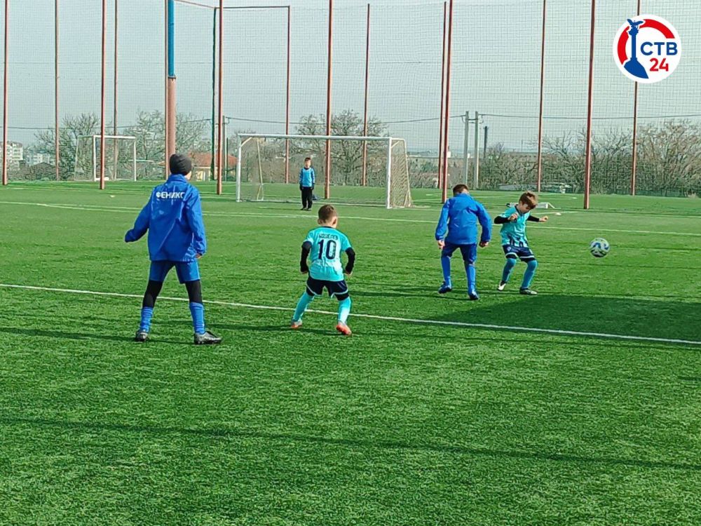 На стадионе «Спартак» в Севастополе проходит фестиваль футбола для юных спортсменов