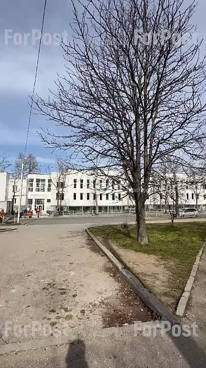 #Нам_пишут. Проблема внутридворовых дорог, тротуаров и лестниц в городе не редко игнорируется. Один из вопиющих примеров – лестница, ведущая к дому 69А по проспекту Генерала Острякова