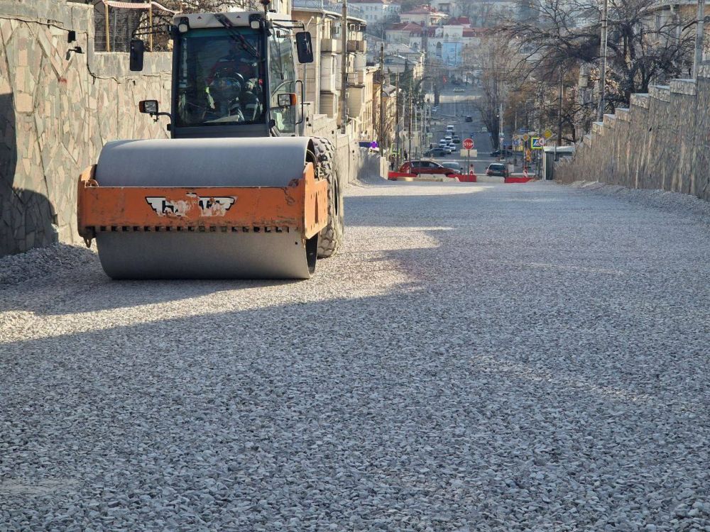 На улице Адмирала Октябрьского началось обустройство временной насыпи щебня