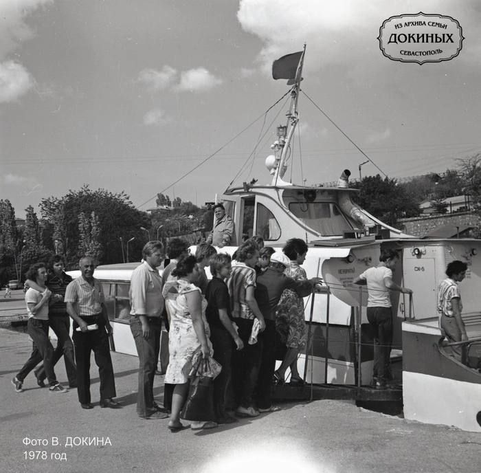 Посадка пассажиров на катер в Артбухте в 1978 году