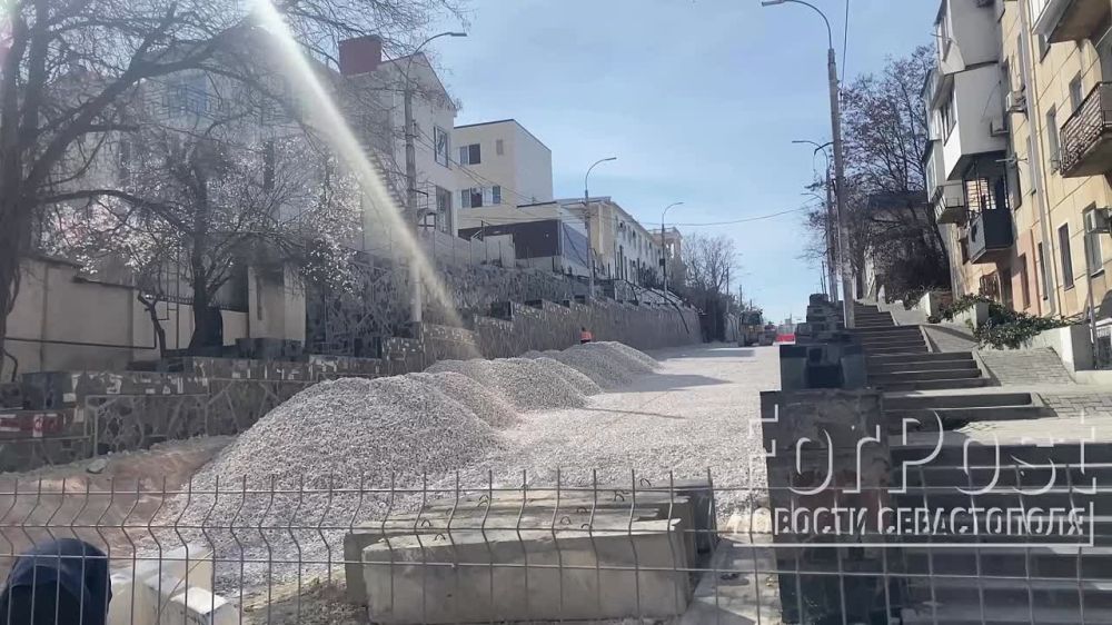 На улице Адмирала Октябрьского продолжаются работы: сегодня дорогу засыпали щебнем