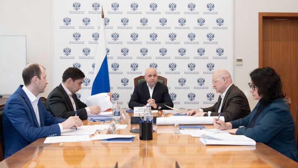 План развития сетей Севастополя в контексте проблем Фиолента и других энергодефицитных районов города губернатор Михаил Развожаев обсудил в Москве с министром энергетики Сергеем Цивилевым.