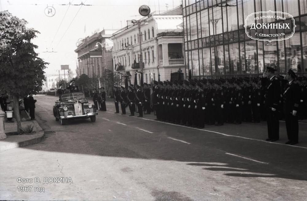 Командующий Черноморским флотом адмирал Серафим Чурсин принимает парад в 1967 году