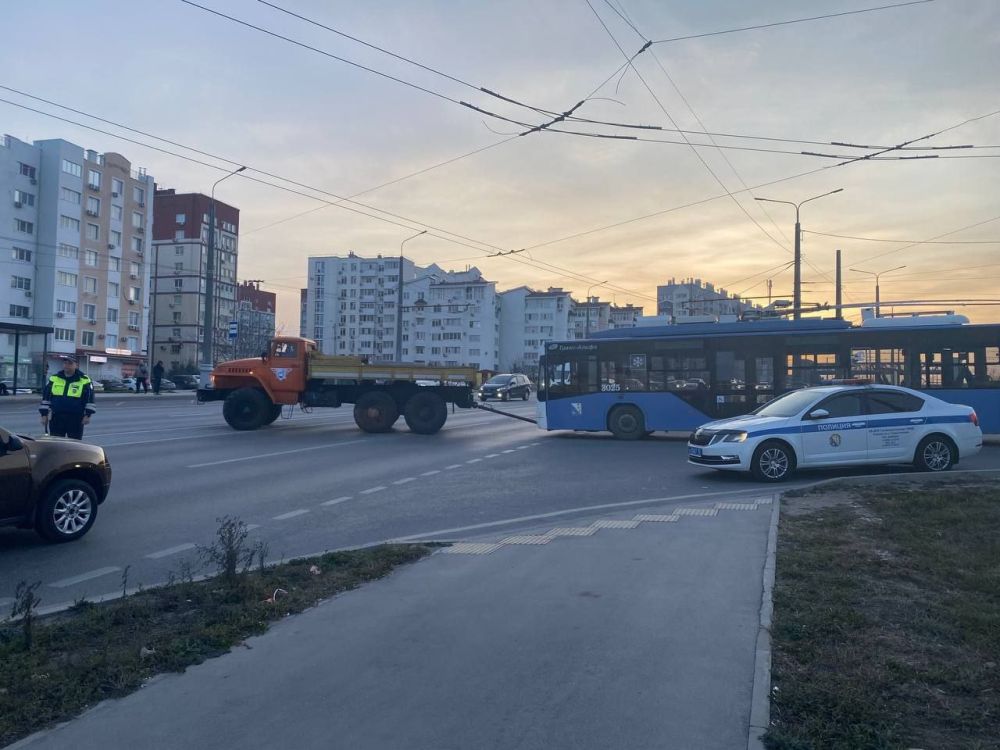 Специалисты в эти минуты устраняют порыв контактной сети на Камышовом шоссе в районе Депо № 1