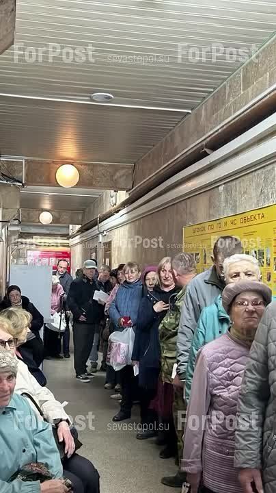 У дверей «Севастопольгаза» выстраиваются огромные очереди