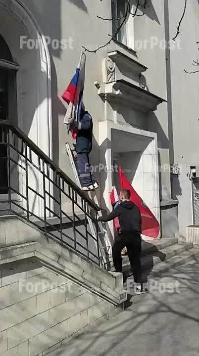 К годовщине воссоединения Крыма и Севастополя с Россией городские дома начали украшать флагами