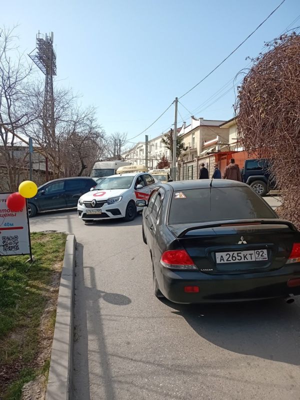 #Нам_пишут. Уважаемый "Форпост" - просим Вас о помощи! Это беда прямо! Когда перегородили ул. Адмирала Октябрьского, то ясно и понятно нарисовали схему объезда через ул. Демидова и ул. Шмидта. Но очень большой поток машин...