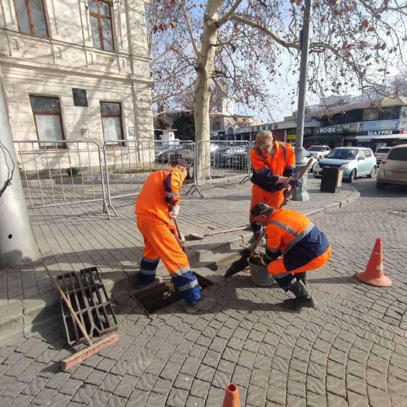 Водоканал: Рабочие моменты. Прочистили дождеприемники в районе площади Нахимова, проспекта Нахимова, на улицах Володарского и Коммунистической