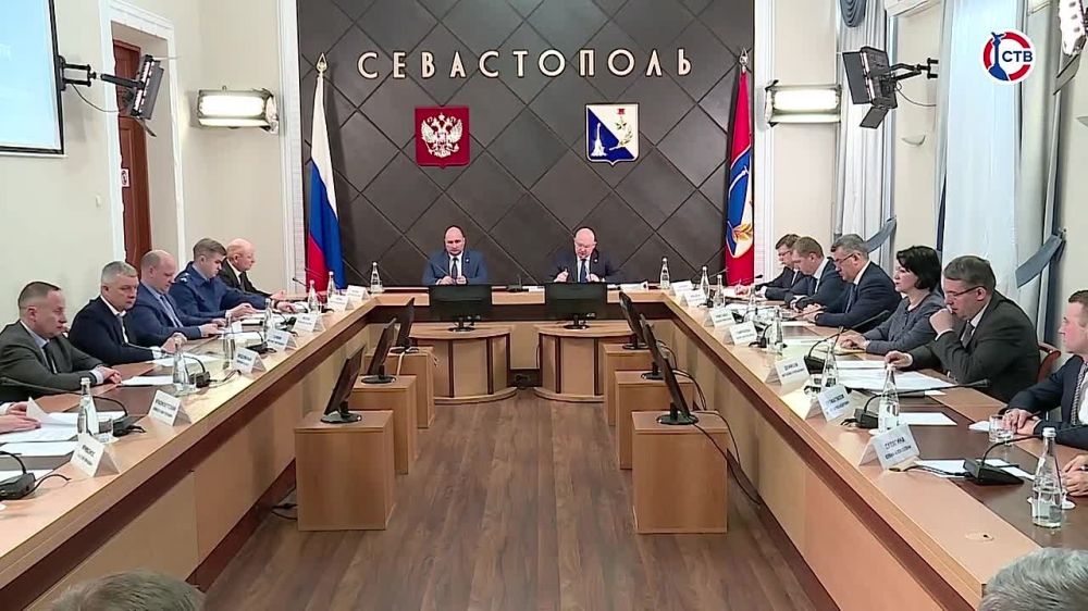 Специалисты спасательной службы ещё раз проводят обследование береговой линии Севастополя для выявления выбросов мазута