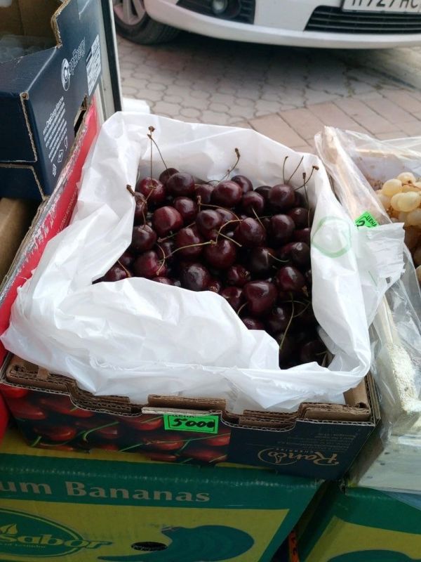 "По цене икры": севастопольцы делятся в социальных сетях снимками с ценами на клубнику и черешню