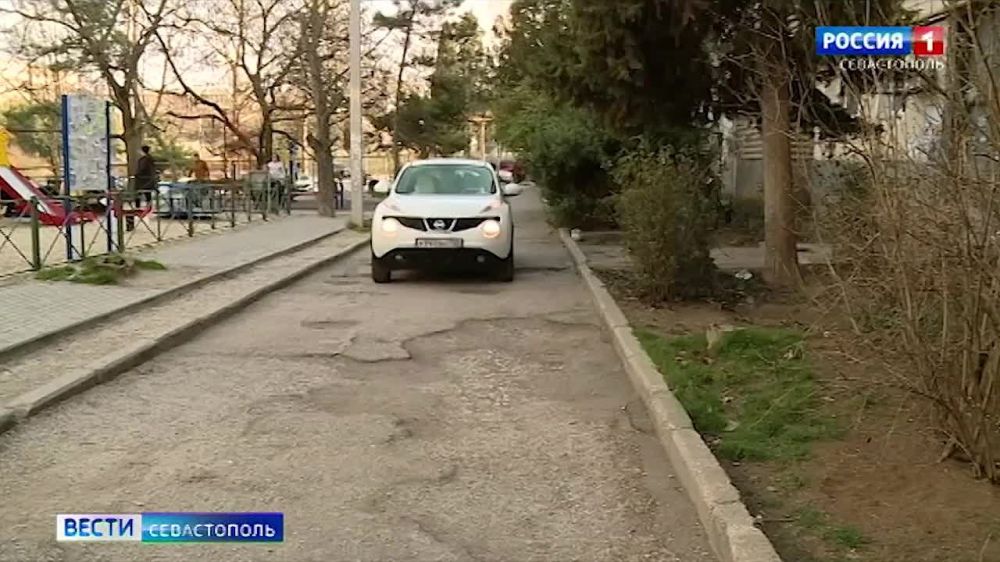 "Лунная дорога" и сломанные подвески: жители домов № 4 и 6 по ул. Репина ждут благоустройство двора