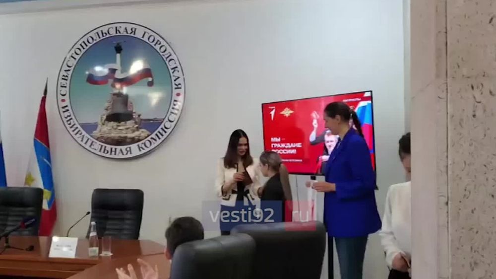 Сегодня в Центральной избирательной комиссии Севастополя 15 активистам «Движения Первых» вручили паспорт гражданина Российской Федерации