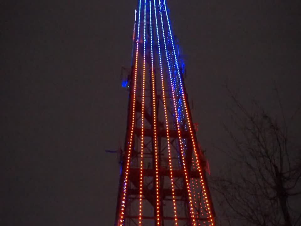 Сегодня телебашня в Ростове-на-Дону в честь 11-летия воссоединения Крыма и Севастополя с Россией окрасилась в цвета государственного флага.