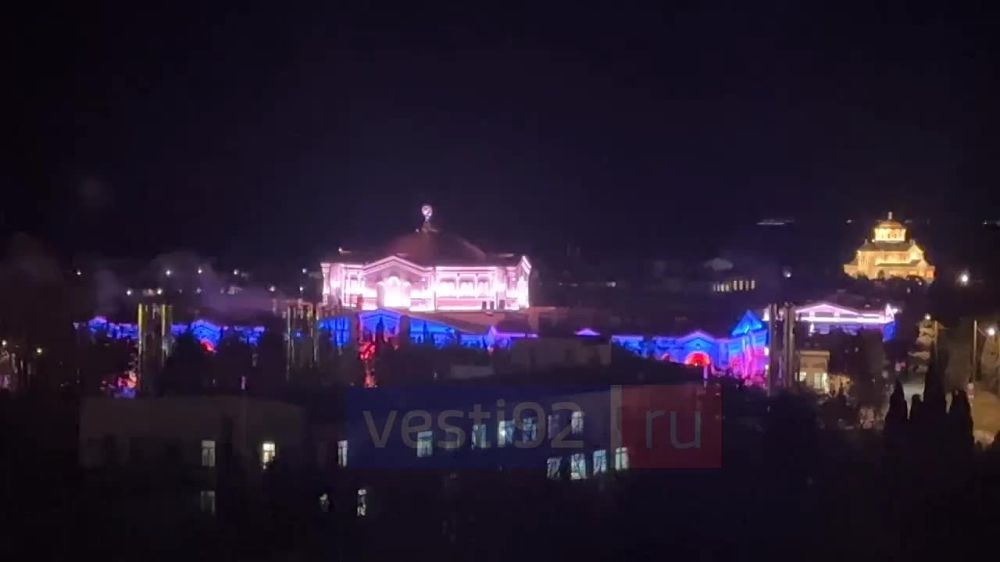 В цвета флага России сегодня вечером окрасились и фасады зданий Нового Херсонеса.