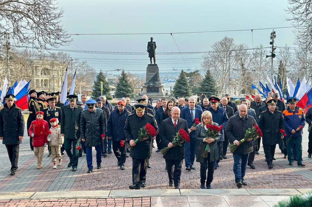 Владимир Немцев: Традиционно в этот праздничный день возложили цветы к мемориалу героической обороны Севастополя 1941-1942 гг. вместе с Губернатором Севастополя Михаилом Развожаевым, председателем ЦИК России Эллой...