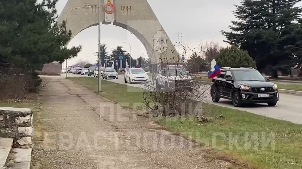 В Севастополе состоялся автопробег в честь 11-летия воссоединения с Россией