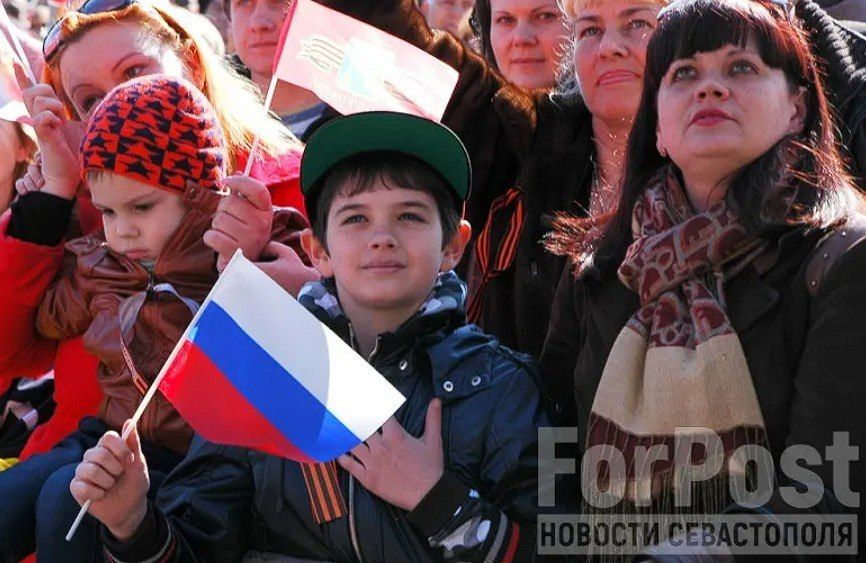 «Родители с обеспокоенными лицами смотрели новости на канале “1+1”: на экране летали бутылки, горели покрышки. Отец достал раскладной стол и начал чистить оружие, пересчитывать патроны. Я просто сидела и боялась»