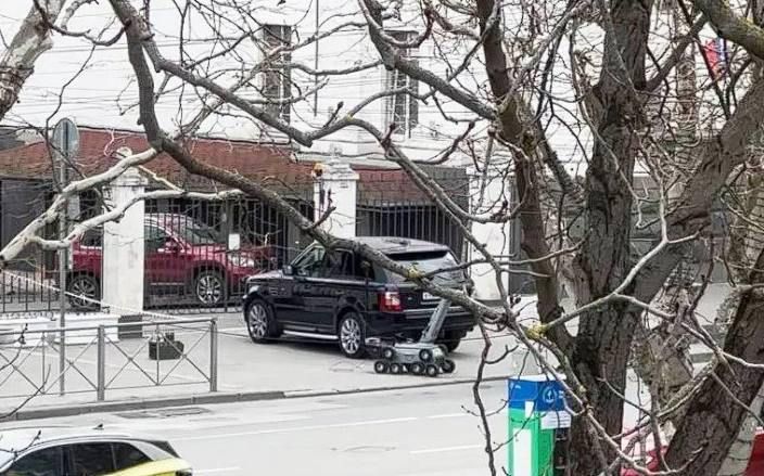 Машина с прикрепленным свертком сегодня утром должна была заехать на территорию Заксобрания Севастополя