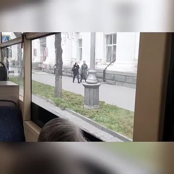 Новые кадры из центра Севастополя, где под днищем иномарки найден подозрительный сверток