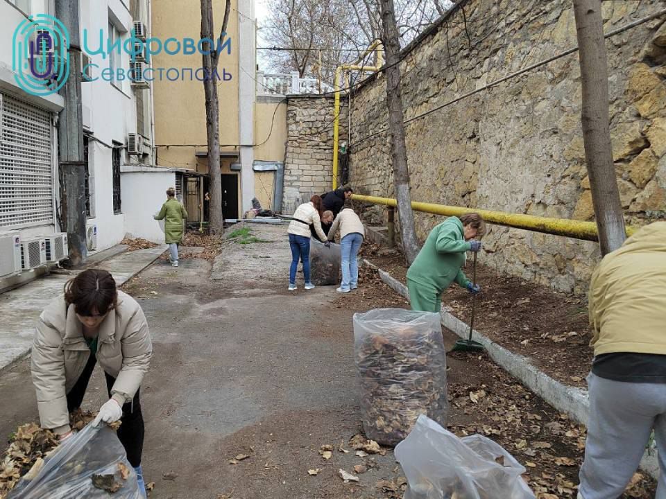 Сегодня мы торжественно с утра пораньше открыли сезон субботников