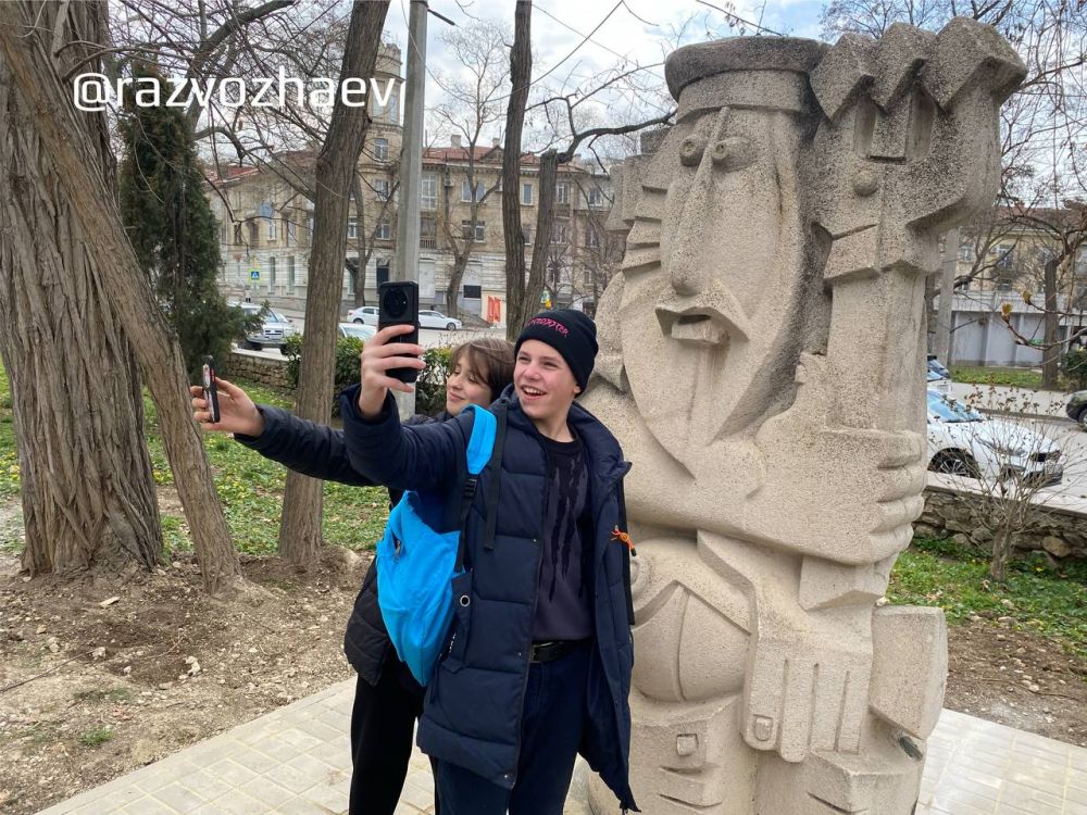 Сегодня в Комсомольском парке имени Героя Советского Союза Марии Байды установили скульптуру «Нептун»