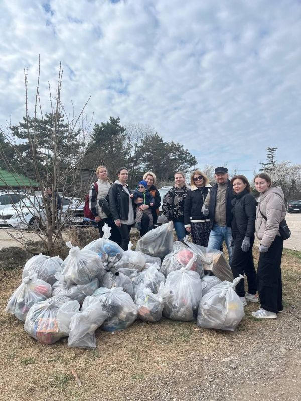 Сотрудники Управления туризма и их маленькие помощники приняли участие в общегородском субботнике