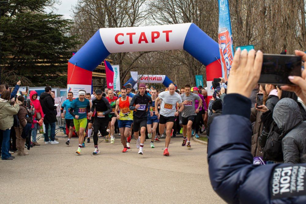 Более 500 жителей Республики Крым, Севастополя и других регионов России приняли сегодня участие в Симферопольском полумарафоне