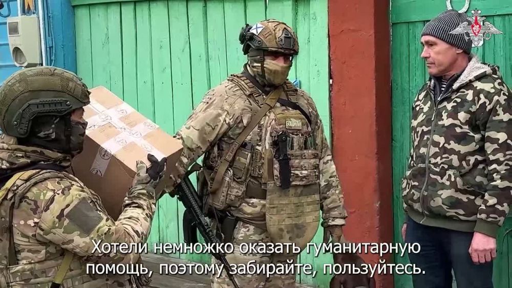 Наши бойцы из 810-й отдельной гвардейской бригады морской пехоты доставляют продукты питания и предметы первой необходимости мирным жителям Беловского района Курской области