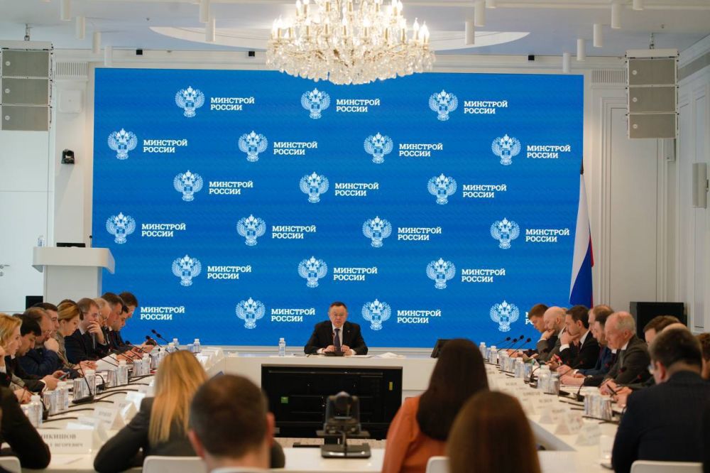 В Минстрое России прошло еженедельное оперативное совещание под председательством Министра строительства и ЖКХ РФ Ирека Файзуллина