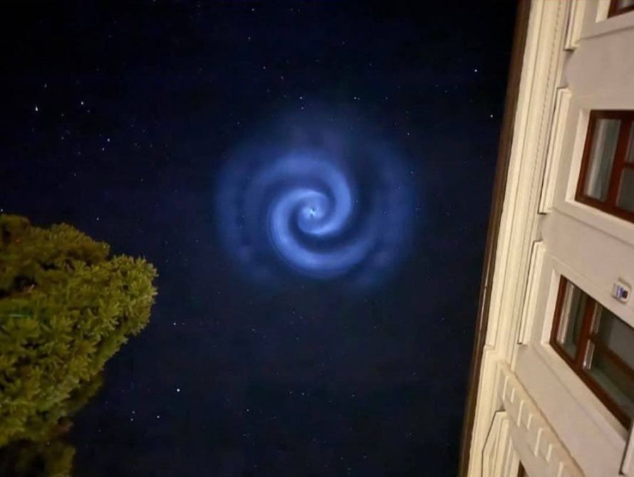 Ночью в небе над Европой и западной частью России появилась светящаяся спираль