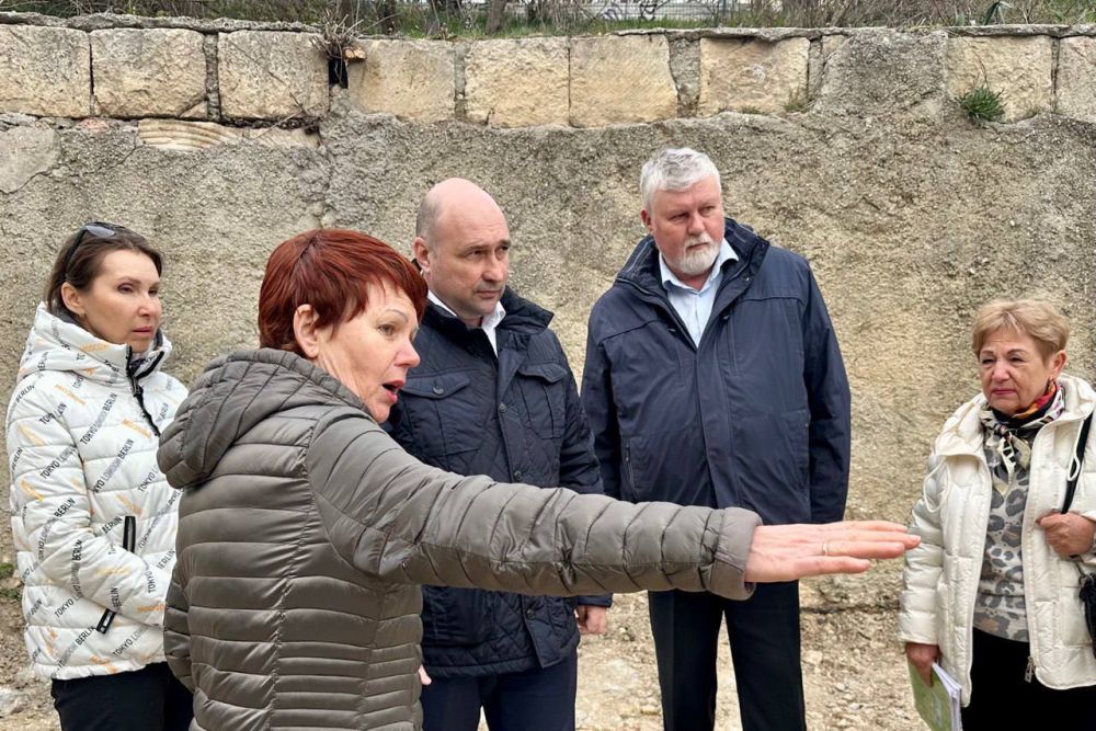 Владимир Немцев: Встретился с жителями дома №1 по улице Каштановая, чтобы обсудить ход ремонтных работ по обустройству внутриквартальной дороги и придомовой территории