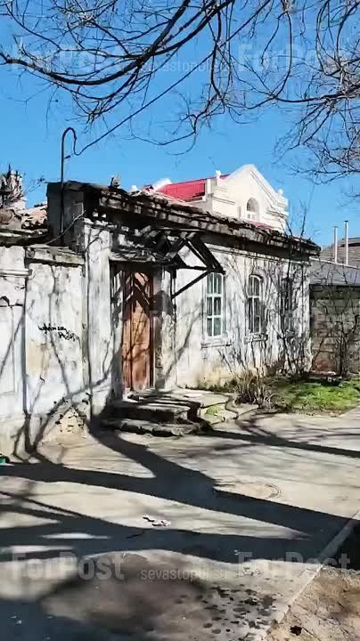 Заброшенный дом для одиноких котов в Севастополе