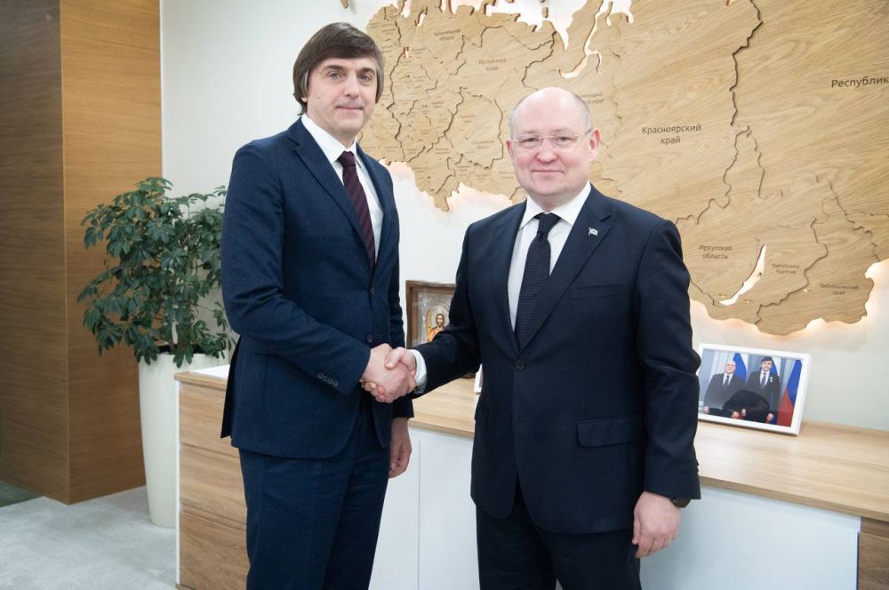 Фото дня: Михаил Развожаев обсудил с министром просвещения России Сергеем Кравцовым итоги реализации нацпроекта «Образование» в Севастополе