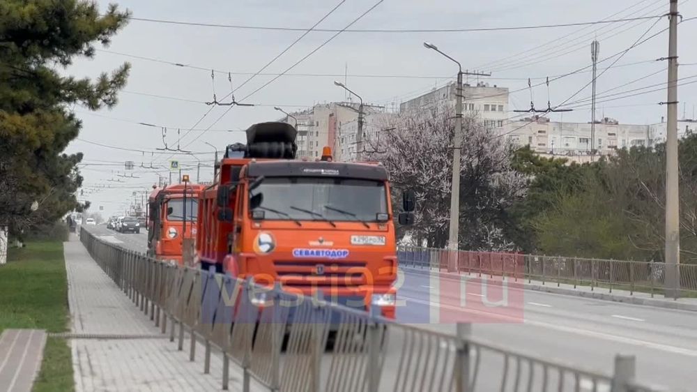 Весенняя уборка проводится сегодня на улицах Севастополя