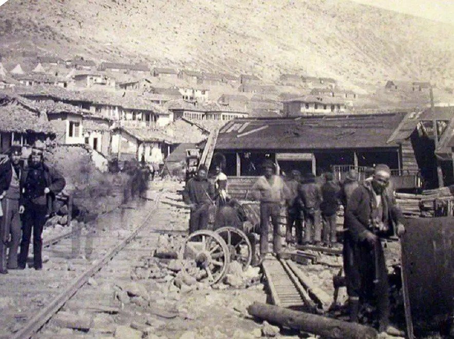 «Практичность и рациональность организации этого дела потрясает . Работы шли круглосуточно, ночью - при свете от помещенных на треноги жаровень. А уже 26 марта колея дошла до главной штаб-квартиры английский войск на...