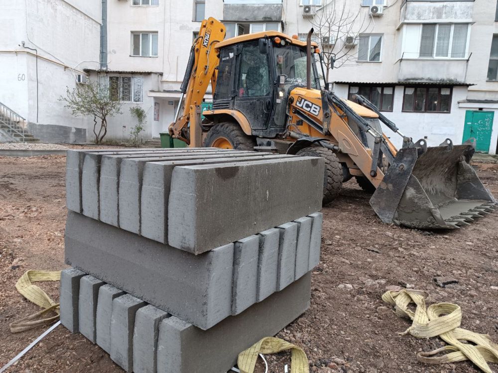 На улице Николая Музыки 78 продолжаются работы по благоустройству придомовой территории