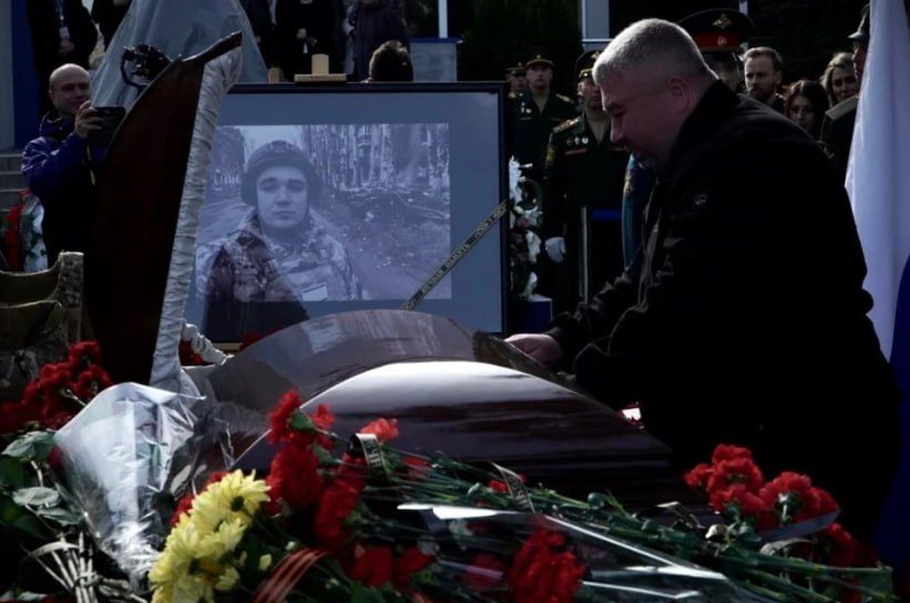 В ночь на 31 марта на кладбище в пгт Нижнегорский вандалы подожгли могилу военного корреспондента Александра Федорчака, а также еще три могилы бойцов СВО